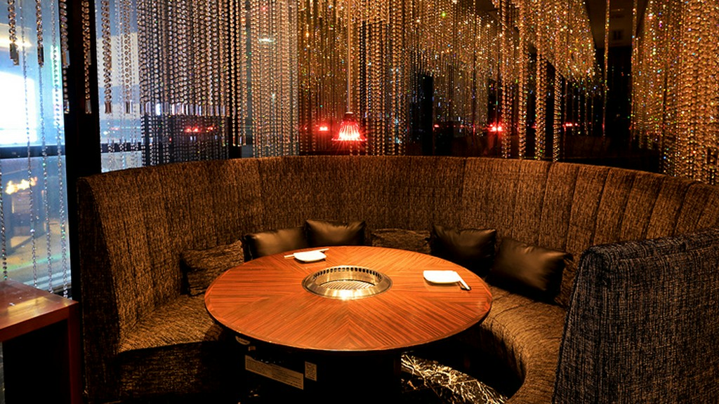 まるで銀河の中にいるよう！素敵な雰囲気のソファー席