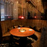 幾重にも重なるスワロフスキーのクリスタルカーテンが、幻想的な雰囲気のソファー席。背もたれの高いゆったりとしたソファーなのでプライベート感もあり、まるで別世界にいるようです。
