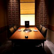 1F～5Fまで、各フロアが趣のある素敵な空間になっています。3Fは鉛の壁面に木の葉をかたどった扉、4Fはテラコッタタイルと天然のオニキスストーンが美しい、とても落ち着ける空間になっています。
