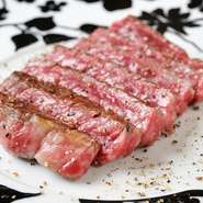 その日の肉質に合わせ、スタッフが塊肉を丁寧に焼き上げる『一本焼き』。厳選された赤身サーロインやランプ、サガリやタンなど、好みの部位をステーキカットで味わえます。豊富な味付けも自慢のひとつ。
