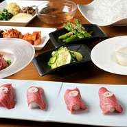 季節の旬野菜でつくるナムルが、密かな人気の逸品に。夏ならアスパラ、ズッキーニ、水ナスを使ったものなど、定番のナムルにはない、新しい味わいを楽しめます。ナムルを楽しみに訪れる人もいるそう。
