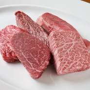 その日の肉質に合わせ、スタッフが塊肉を丁寧に焼き上げる『一本焼き』。赤身サーロインやランプ、サガリやタンなど、厳選された好みの部位をステーキカットで味わえます。豊富な味付けも自慢のひとつ。
