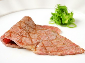 色々な部位を堪能できる嬉しい「肉盛りセット」も大人気