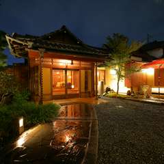 樹齢百年近い桜の木が店の歴史を見守る、北浦和の老舗料亭