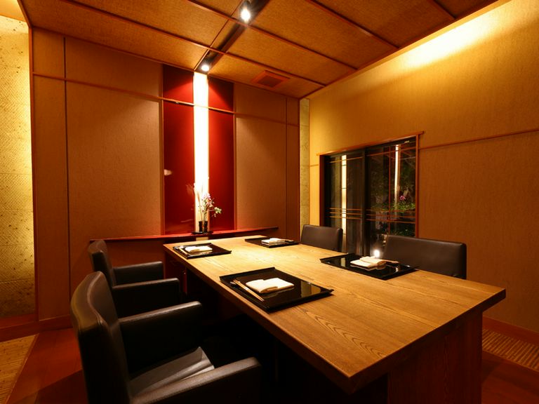 全席が完全個室。母屋と離れに趣が異なる部屋をゆったり設え