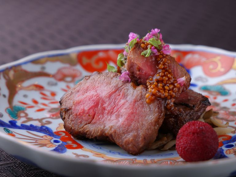 季節の料理に合う日本酒が充実し、プレミアム銘柄がずらり