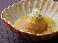 四季折々の山里の幸で紡ぐ一品も楽しみ。旬の滋味を丁寧に引き出した、ほのぼの優しい味わいに和めます。