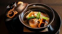 会席の華であるお椀は、王道の椀種から独創的な食材まで、百花繚乱の楽しさ。写真の例は『フカヒレ姿煮と胡麻豆腐のお椀』。和だしを含んだフカヒレ、胡麻豆腐、焼きねぎの味と食感の要素が調和し、圧巻の美味に！