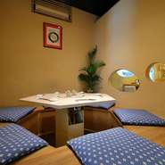 料理の進行状況が見えるカウンター席付きの個室と、静かな奥の個室の計2つがあります。各個室は3～6名様まで利用可能で、プライベートな時間を大切にしたい方々に好評。