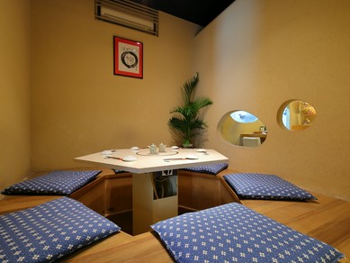 お忍びでの利用もできる、趣きある個室を完備