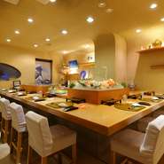 六本木の中心に位置し、深夜まで営業しているので、仕事帰りのデートにも最適です。二人でゆったり過ごしたい場合は、個室の利用も可能。さりげなくデートをサポートする接客で、特別な時間を演出してくれます。