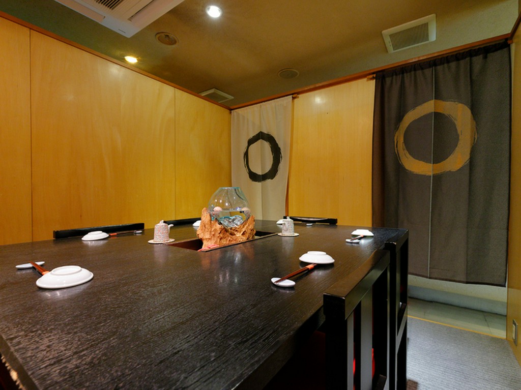 食事の進行を見守り、お土産も準備。接待のプロがサポート