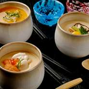 だしと玉子にこだわり抜いた店主自慢の『茶碗蒸し』。いろいろなバリエーションで提供されています。だしがしっかりときいており、できたての温かさが心地よい逸品です。
