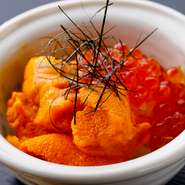 北海道産などその日に最良の甘みの強い天然ウニを厳選。いくらは粒の大きさにこだわって仕入れられています。ぜひとも味わいたい逸品です。