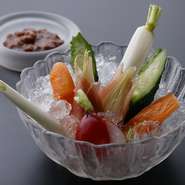 女性に人気の一品。特製味噌でお召し上がりください。