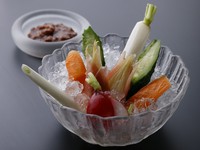 女性に人気の一品。特製味噌でお召し上がりください。