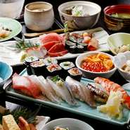 店主の探求心が詰まった自慢のコースは、魚の切り方や盛付けにこだわった逸品が揃います。渾身の握りを存分に楽しめるのもうれしいところです。寿司を食べたい時に最適。