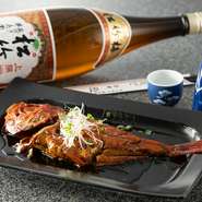 船から直接買い付ける高足ガニや、駿河湾産の深海魚、また市場から仕入れる新鮮な食材の数々。旬の厳選素材がリーズナブルな料金で楽しめるので、お造り・煮付・焼きなど、お気に入りの一皿に出合えます。