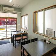 店内は、居心地の良いアットホームな雰囲気。1階には2つのテーブル席、2階にはテーブル席と座敷席が用意されています。全60席あるので、一人での来店から、家族や団体での来店まで対応可能です。