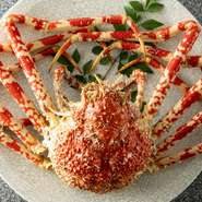 看板メニューである『高足ガニ釜揚げ』。高足ガニは、船から直接買い付け、自前の生簀（高足ガニ専用の蓄養場）で保管。調理直前に捌くので鮮度バツグンです。いつでも新鮮な蟹がリーズナブルに楽しめます。