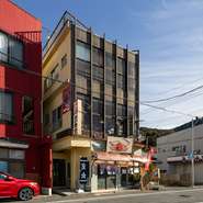 目の前に広がるのは駿河湾、そして、戸田港。【の一食堂】では、漁港から水揚げされたばかりの高足ガニ・海老・金目鯛など、新鮮な魚介類が堪能できます。自家用車や大型バスでの来店も可能です。