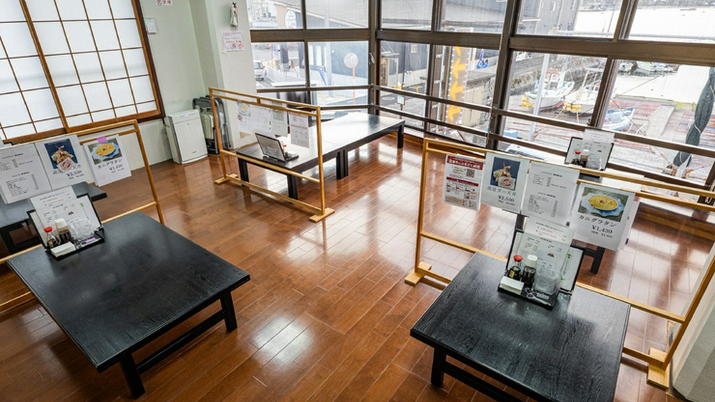 足を伸ばしてゆったりと、眼下に広がる駿河湾を眺めながら食事