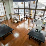 2階には畳が敷き詰められたテーブル席のほか、フローリングの床の座敷席も用意されています。落ち着いた雰囲気の中で、足を伸ばしてゆったりと、眼下に広がる駿河湾を眺めながら食事を楽しめます。