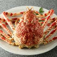 沼津市戸田の特産品である高足ガニは、駿河湾で獲れる世界最大の蟹です。【の一食堂】では、看板メニューとして豪快な釜揚げで提供しています。大ぶりの身を口いっぱいに頬張れば、至福の味わいです。