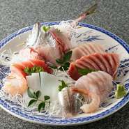 席についたらまずオーダーしたい一皿。季節ごとに最も旨みを増す旬の魚を少しずつ、いろいろと味わうことができ、おいしい食べ比べが楽しめます。仲間とのシェアも可能です。※季節により内容は異なります。