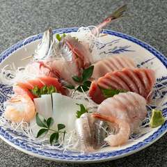 仲間とシェアも可能。店主の目利きで厳選した、旬の魚介類の盛り合わせ『刺身盛り合わせ』