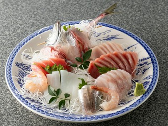 仲間とシェアも可能。店主の目利きで厳選した、旬の魚介類の盛り合わせ『刺身盛り合わせ』