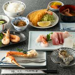ズワイガニや刺身をたっぷり堪能。店の定番料理を詰め込んだ、欲張りな定食『の一定食』