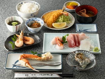 ズワイガニや刺身をたっぷり堪能。店の定番料理を詰め込んだ、欲張りな定食『の一定食』