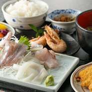 主に戸田の底引き網船が獲ってきた、駿河湾産の深海魚を使用した定食です。刺身・フライ・焼物・汁物がセットになったボリューム満点の内容です。※9月から5月までの限定品。仕入れにより内容が変更となります。