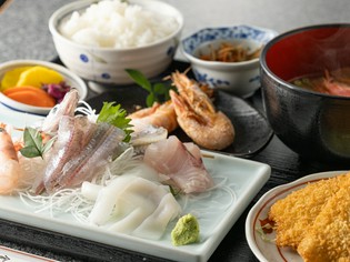 駿河湾産の深海魚を使用し、ボリューム満点の『底引き定食』