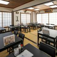 夫婦で営む【の一食堂】。いつも笑顔でコミュニケーションを大切にし、親しみやすい店づくりをしています。ゲストに声を掛け、魚の種類や産地なども説明してくれる、気さくな接客が店の魅力です。