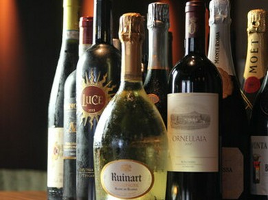 ソムリエ厳選のワインが常時10種類以上ご用意！