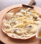 フル990円　ハーフ605円　ワインによく合うチーズPIZZA。はちみつとチーズがくせになる。
