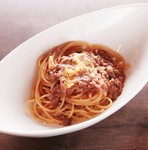 肉を楽しんでほしいという想いと愛が詰まった自家製ミートソース。