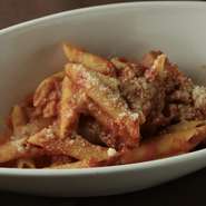 厚切りベーコンと玉ねぎのアマトリチャーナ　ペンネ