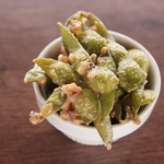 酒場の定番枝豆がシェフのマジックでガーリック風味に!