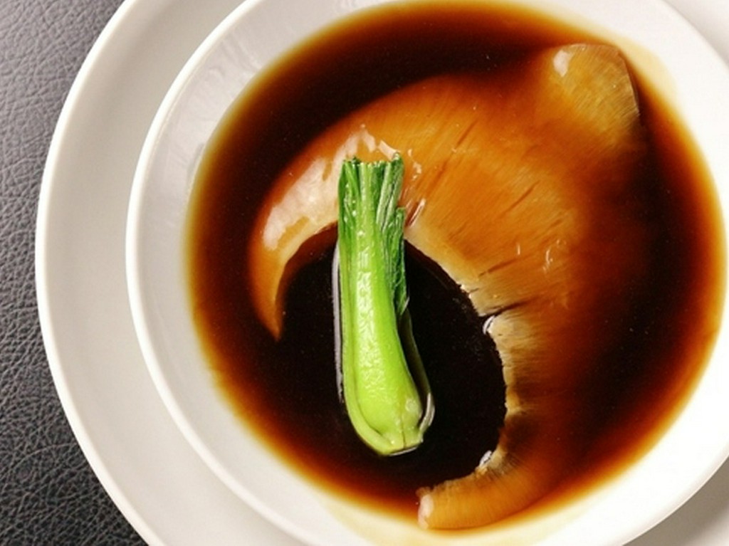 独特の食感がくせになる『フカヒレの姿煮込み』