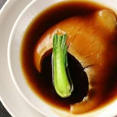 独特の食感がくせになる『フカヒレの姿煮込み』