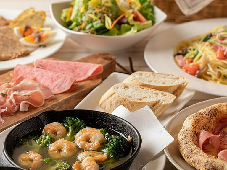 テーブルを埋め尽くす料理と種類豊富な飲み物で楽しく賑やかに！