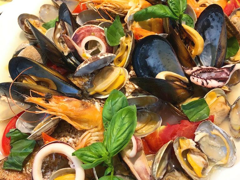 見た目のインパクト大!魚介のおいしさがスープに溶け込んだ『アクアパッツァ』