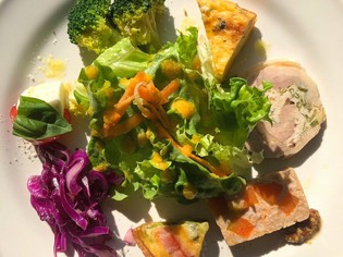フレッシュで色とりどりの野菜や魚介をふんだんに使用