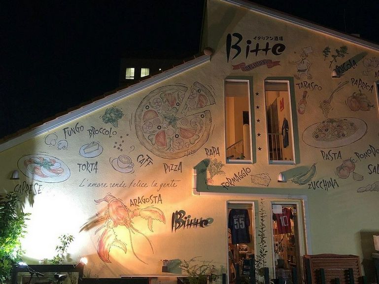 外壁のイラストが、昼は青空の下で映え夜は美しくライトアップ