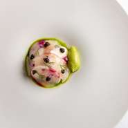 “常に新たな発見を”この地ならではの食材を活かした、イタリア料理のコースを提案する【リストランテ　フォンタナ】。その日仕入れた食材とシェフとの対話で紡がれるコースで、一期一会の贅沢を提案してくれます。