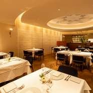 “非日常感溢れる大人のリストランテ”をコンセプトに掲げる店内は、落ち着いた佇まい。ゆったりと食事を楽しめるメインダイニングは、デートにも最適。ビル地下一階で、大切な人と非日常を楽しんでみませんか。