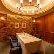 季節の食材が織りなすコースと、個室完備の洗練された空間で、ビジネスの場面にも頼もしいお店。イタリア産を中心とした希少なワインなど、こだわりのドリンクも取り揃えており、接待での利用もオススメです。